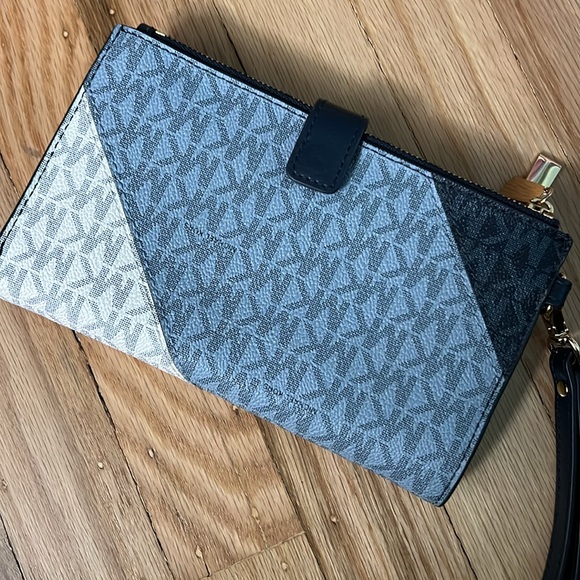 Michael Kors Purse and wallet/fits laptop in center pocket - Picture 3 of 8